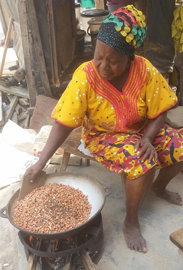 How to roast peanuts with sand locally